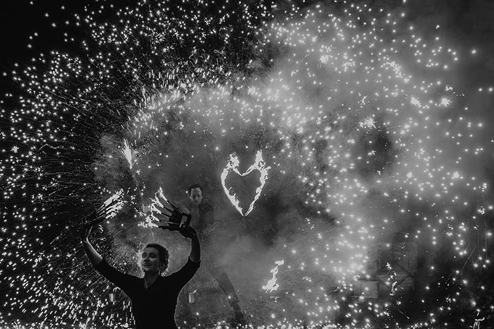 Eine Feuershow mit Feuerwerk und Feuerherz auf einer Hochzeit.